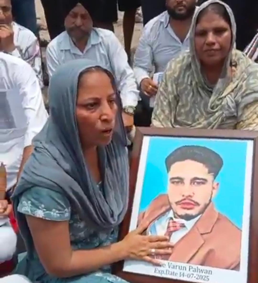 Punjab:ਪੁੱਤ ਦੀ ਤਸਵੀਰ ਹੱਥ ''ਚ ਫੜ ਸੜਕ ''ਤੇ ਬੈਠ ਰੋਂਦੀ-ਕਰਲਾਉਂਦੀ ਰਹੀ ਮਾਂ, ਪੂਰਾ ਮਾਮਲਾ ਕਰੇਗਾ ਹੈਰਾਨ