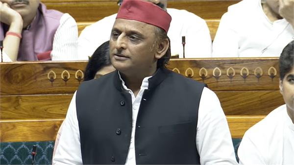 akhilesh yadav surrounds central government in parliament