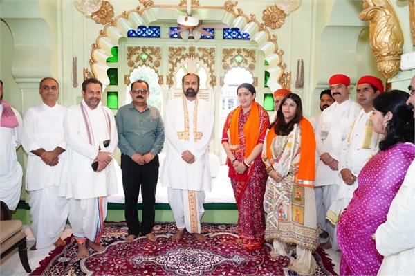 ekta kapoor and smriti irani reached nathdwara temple to seek blessings