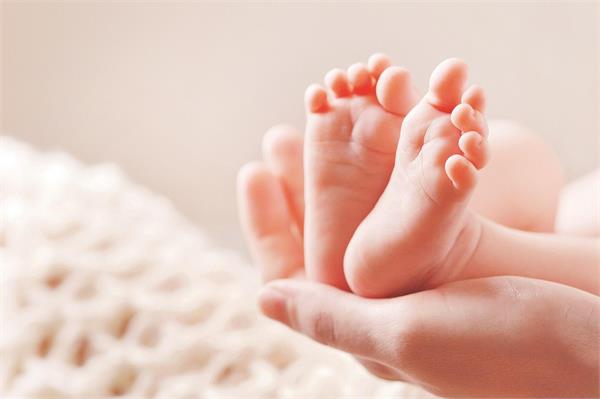 woman gives birth to four children