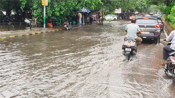 heavy rains flood jalandhar roads  causing major inconvenience to people