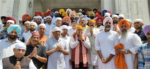 bjp  s punjab leadership pays homage at sri darbar sahib