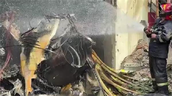 air force aircraft crashes into school