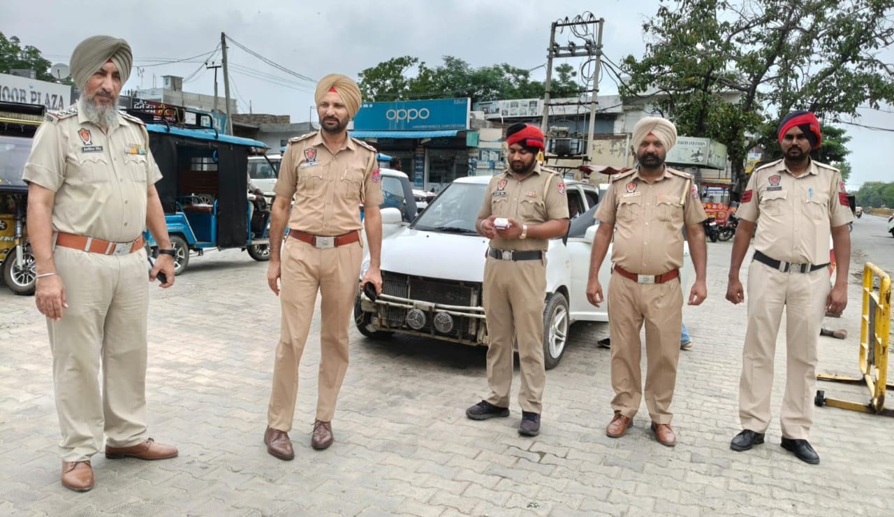 ਪੁਲਸ ਨੇ ਨਸ਼ਿਆਂ ਖ਼ਿਲਾਫ਼ ਚਲਾਈ ਚੈਕਿੰਗ ਮੁਹਿੰਮ, ਰੋਕ-ਰੋਕ ਚੈੱਕ ਕੀਤੀਆਂ ਗੱਡੀਆਂ