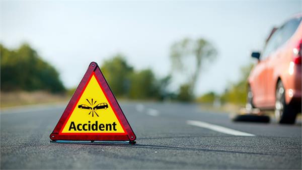 car and e rickshaw collision