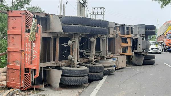 truck laden with corn overturns on   bhulath kartarpur road  