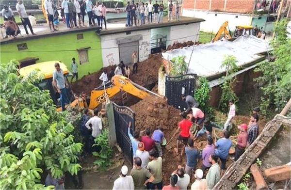two laborers buried 10 feet under soil