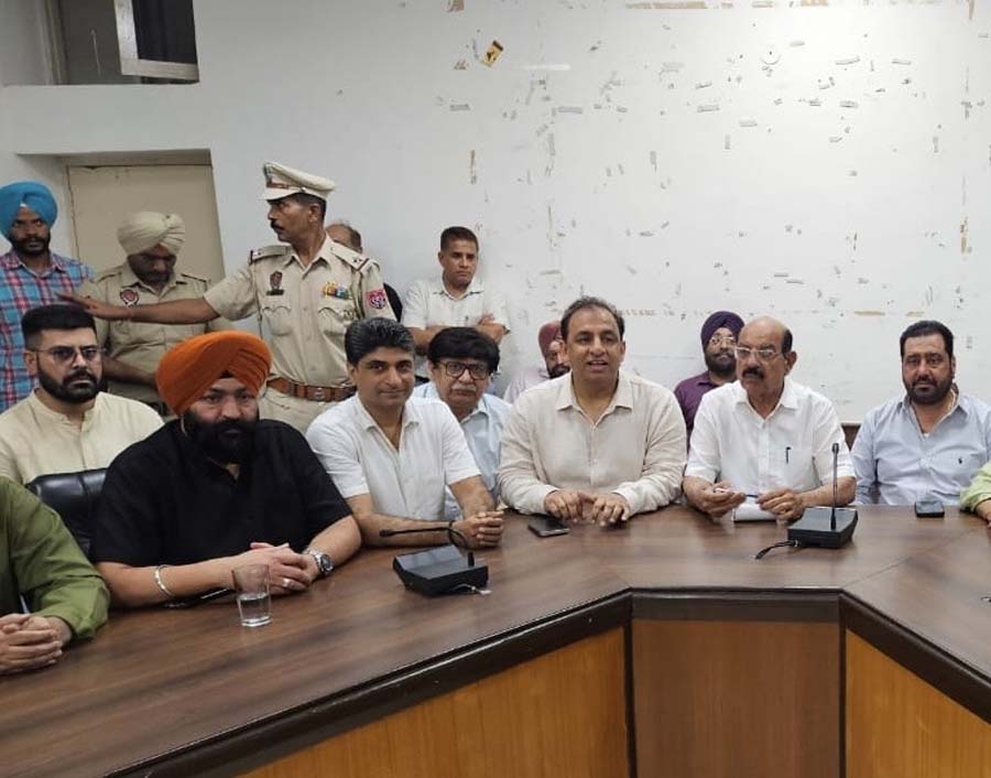 ਮੰਤਰੀ ਤੇ ''ਆਪ'' ਆਗੂ ਜਦੋਂ ਵਪਾਰੀਆਂ ਨਾਲ ਛਾਪਿਆਂ ਸਬੰਧੀ ਕਰ ਰਹੇ ਸਨ ਮੀਟਿੰਗ, ਉਸੇ ਸਮੇਂ ਸ਼ਹਿਰ ''ਚ ਹੋਈ GST ਦੀ ਰੇਡ