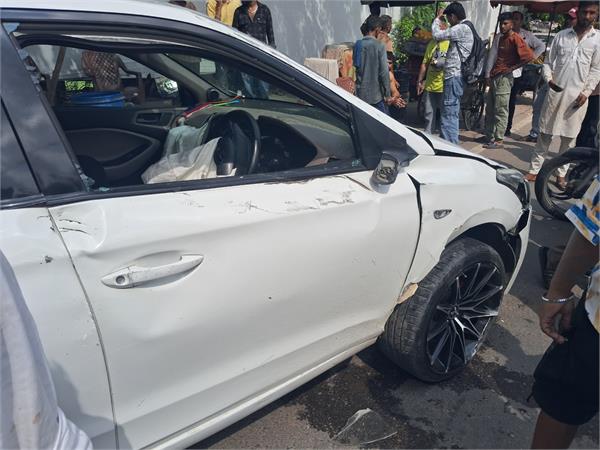 a high speed i 20 car overturned after colliding with a divider