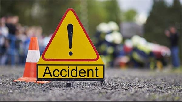 truck collides with bike in jaunpur  woman dies