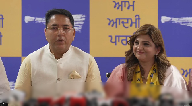 ਅਮਨ ਅਰੋੜਾ ਨੇ ਪਾਰਟੀ ''ਚ ਸ਼ਾਮਲ ਕਰਵਾਇਆ ਵੱਡਾ ਚਿਹਰਾ, ਵਿਰੋਧੀਆਂ ''ਤੇ ਕੱਸੇ ਤੰਜ (ਵੀਡੀਓ)