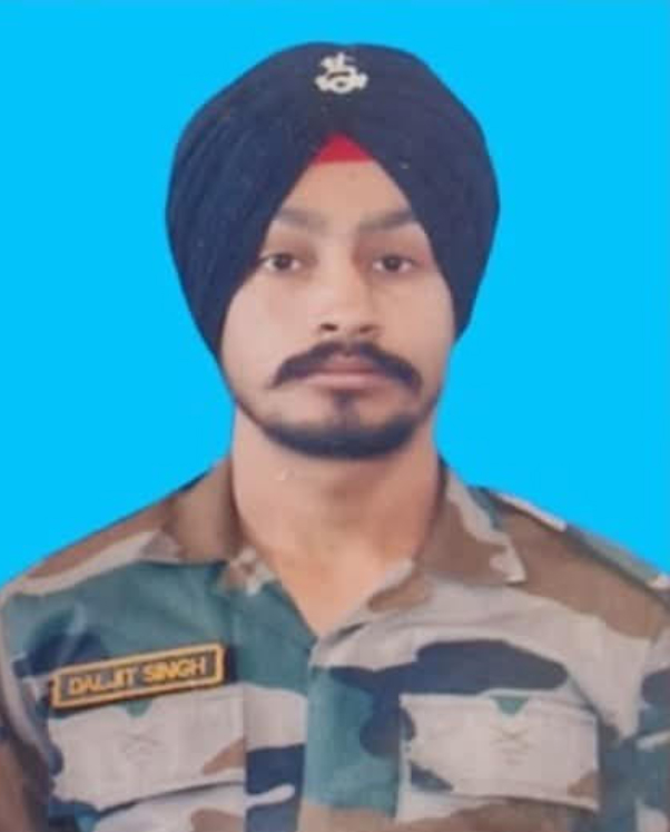 ਲੱਦਾਖ ’ਚ ਲੈਂਡਸਲਾਈਡ ਕਾਰਨ ਸ਼ਹੀਦ ਹੋਏ ਜਵਾਨ ਦੀ ਮ੍ਰਿਤਕ ਦੇਹ ਪਹੁੰਚੀ ਪਿੰਡ, ਨਮ ਅੱਖਾਂ ਨਾਲ ਦਿੱਤੀ ਵਿਦਾਈ