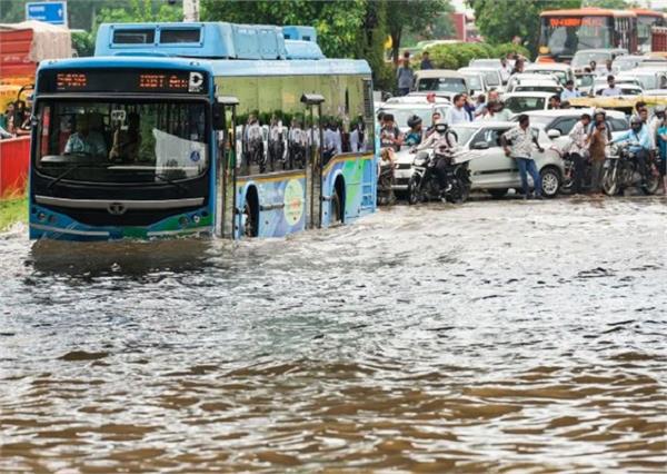 traffic jams at many places in delhi due to rai