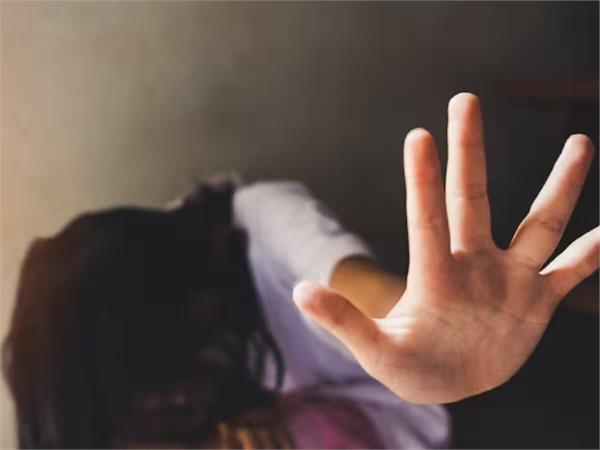 autorickshaw driver throws acid on woman home guard