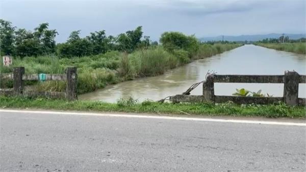 the railing of the bridge over the canal in the border area has become dangerous