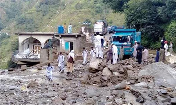 roof collapses due to heavy rain