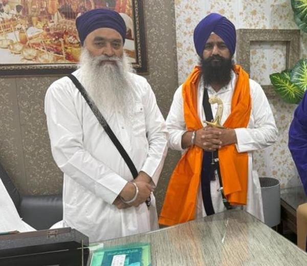 giani raghbir singh honored jathedar gargajj with a siropa