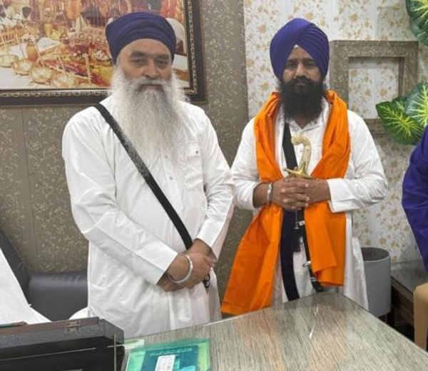 ਗਿ. ਰਘਬੀਰ ਸਿੰਘ ਨੇ ਜਥੇਦਾਰ ਗੜਗੱਜ ਨੂੰ ਸਿਰੋਪਾਓ ਦੇ ਕੇ ਕੀਤਾ ਸਨਮਾਨਿਤ, ਸਹਿਯੋਗ ਦਾ ਦਿੱਤਾ ਭਰੋਸਾ
