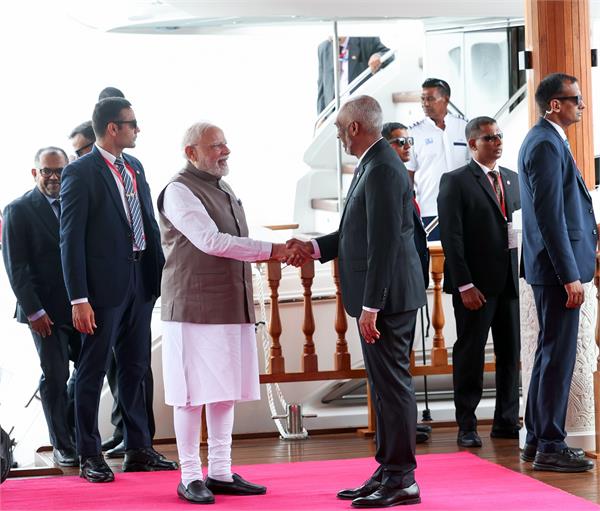 pm modi and president muizzu hold talks