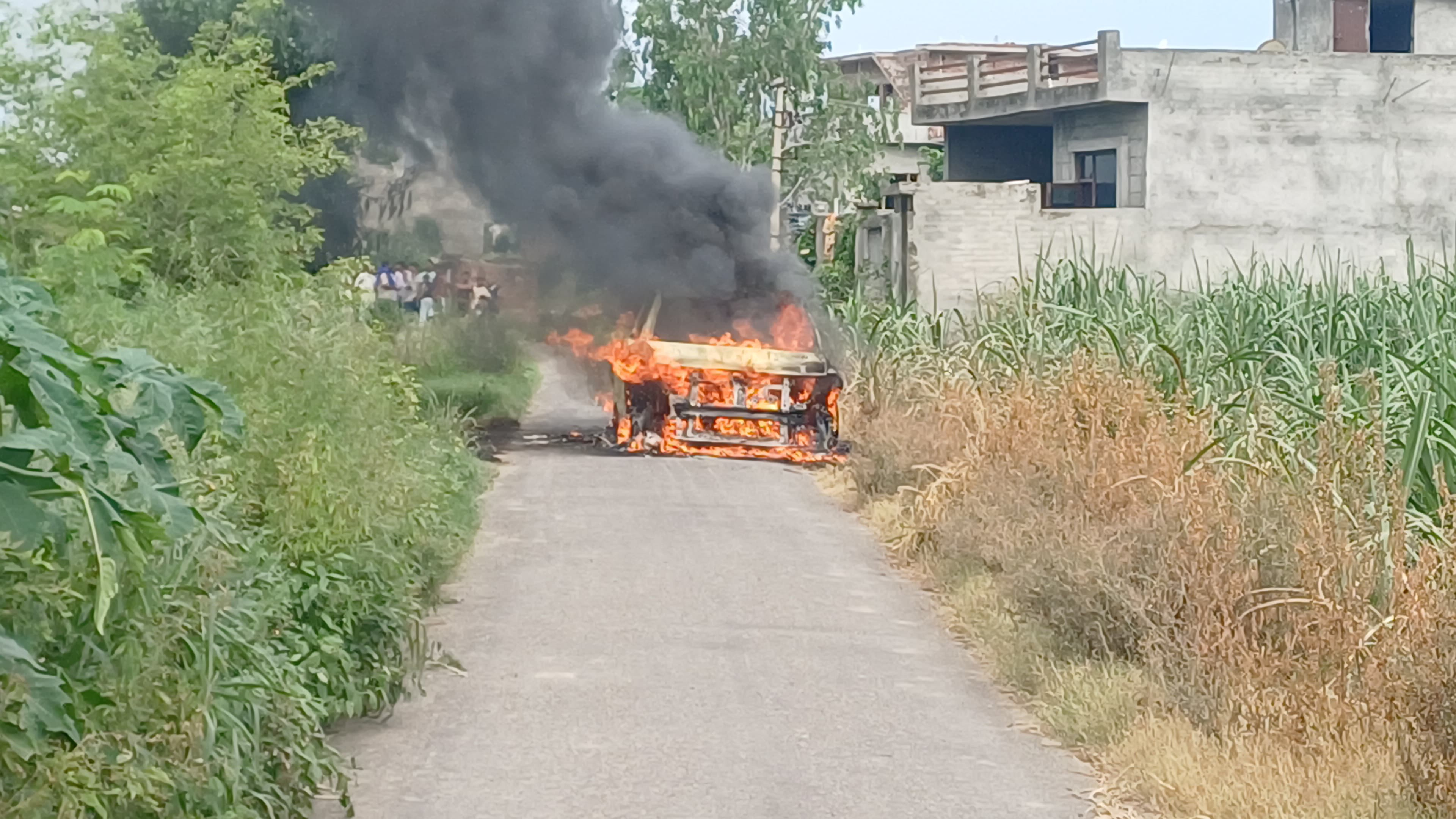 ਗੁਰਦਾਸਪੁਰ ਨੇੜੇ ਚਲਦੀ ਕਾਰ ਨੂੰ ਬਣੀ ਅੱਗ ਦਾ ਗੋਲਾ