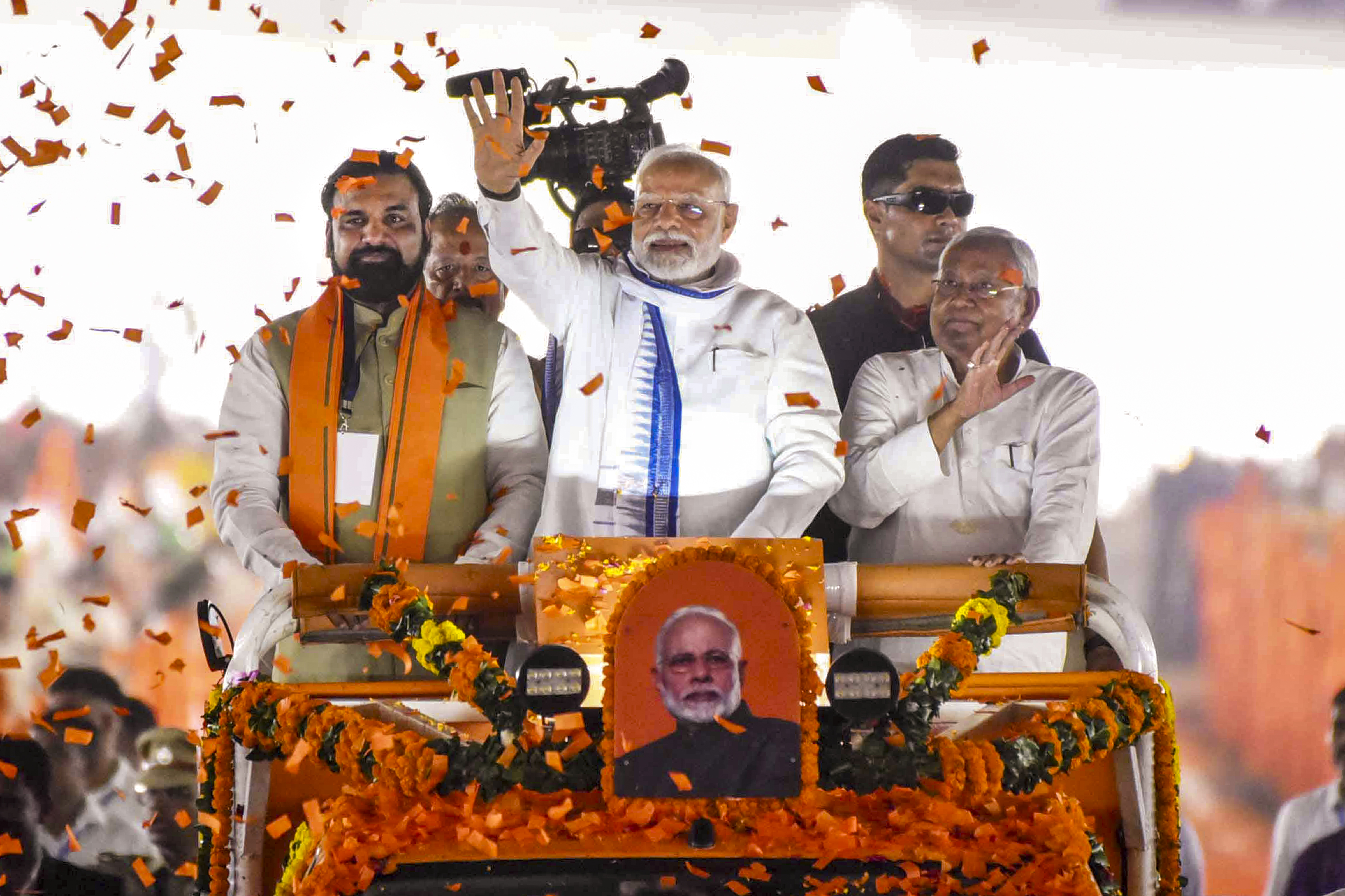 ਪੱਛਮੀ ਬੰਗਾਲ ਦੇ ਦੁਰਗਾਪੁਰ ''ਚ PM ਮੋਦੀ ਦੇ ਕਾਫਲੇ ਨੂੰ ਦੇਖਣ ਲਈ ਇਕੱਠੀ ਹੋਈ ਭਾਰੀ ਭੀੜ