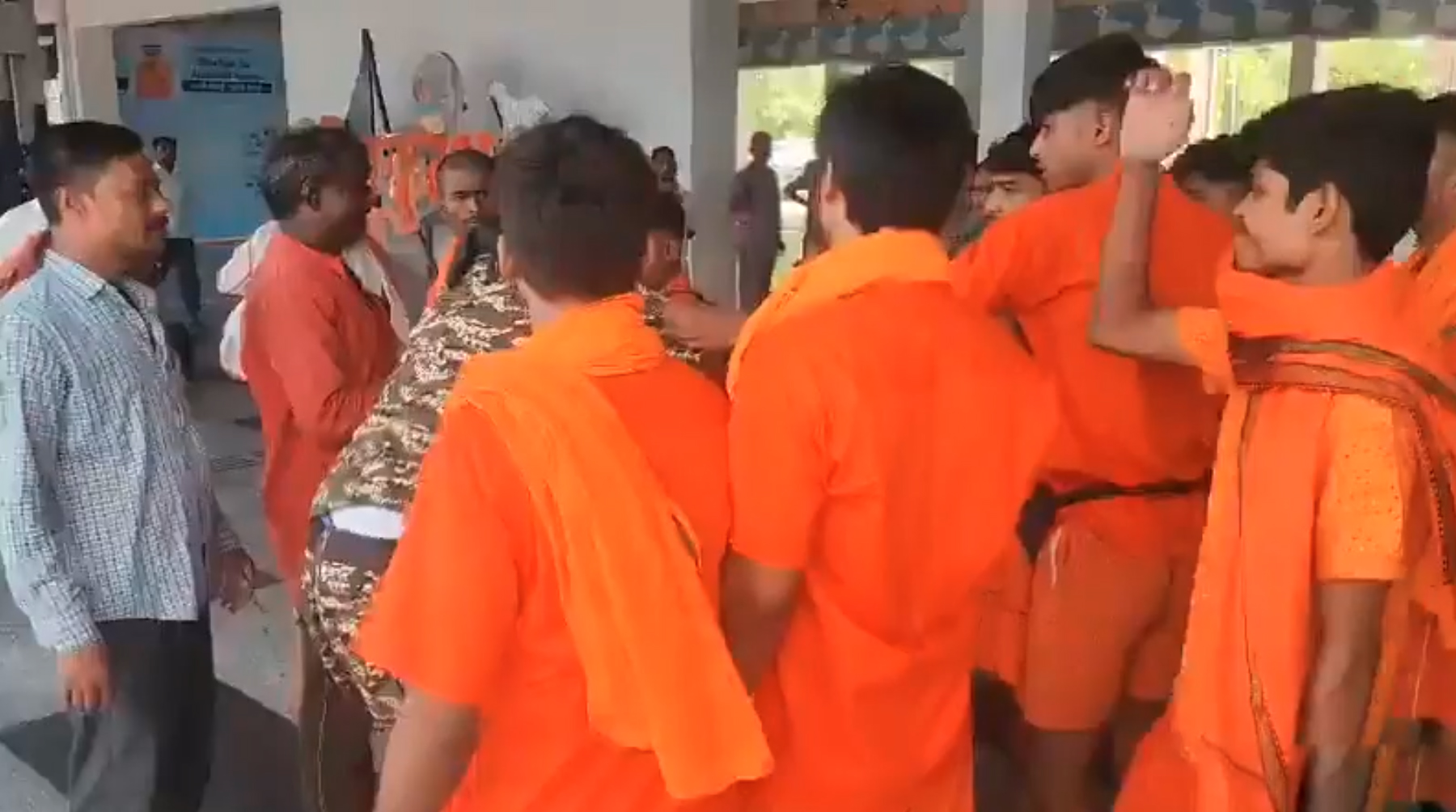 ਮਿਰਜ਼ਾਪੁਰ : ਕਾਂਵੜੀਆਂ ਨੇ CRPF ਜਵਾਨ ਦਾ ਕੁੱਟ-ਕੁੱਟ ਕੀਤਾ ਬੁਰਾ ਹਾਲ, ਤਮਾਸ਼ਬੀਨ ਬਣੇ ਲੋਕ