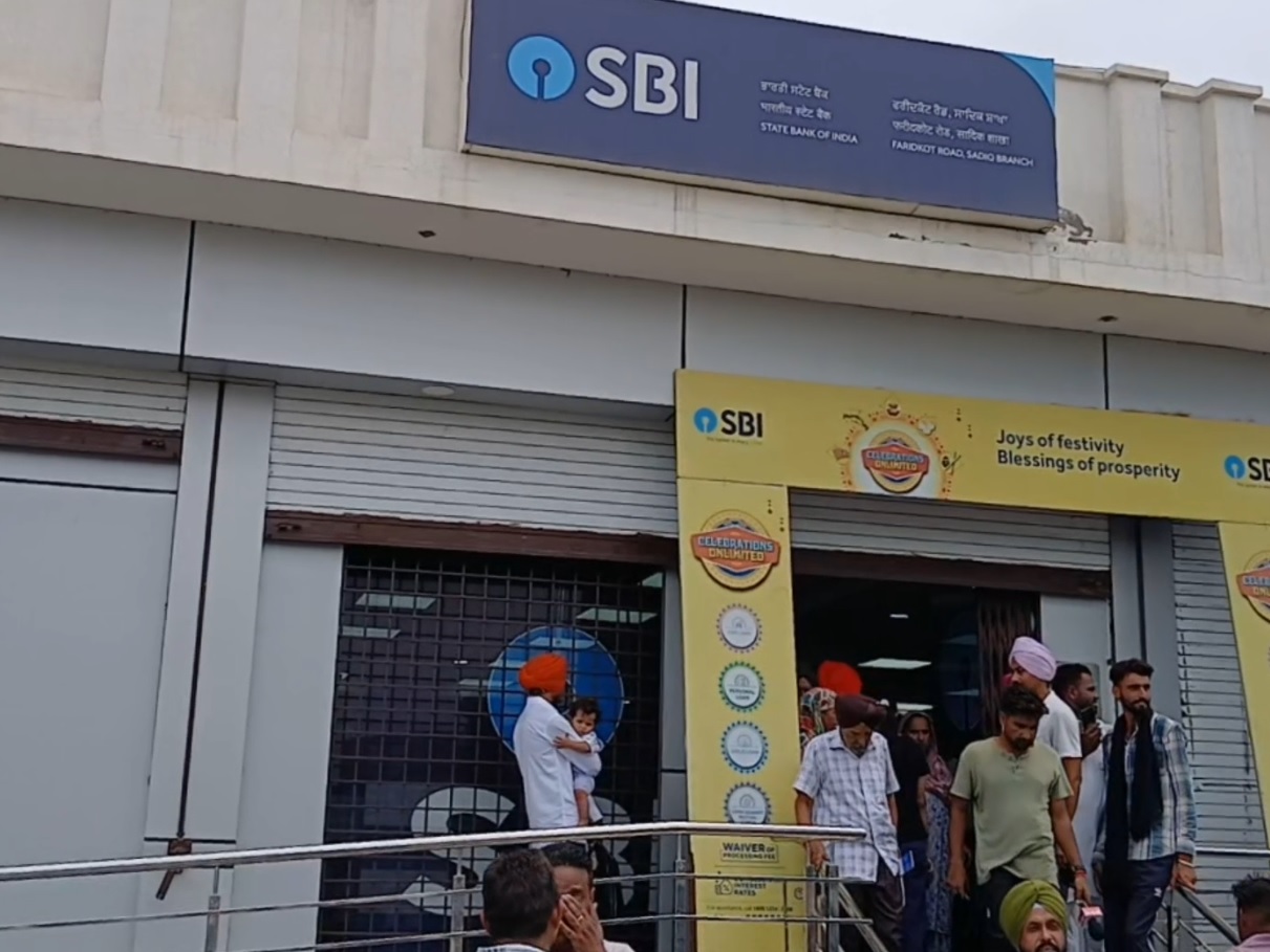 ਤੁਹਾਡਾ ਵੀ ਹੈ SBI ''ਚ ਖਾਤਾ ਤਾਂ ਹੁਣੇ ਜਾਂਚ ਲਓ ਬੈਲੇਂਸ! ਲੋਕਾਂ ਦੇ ਕਰੋੜਾਂ ਰੁਪਏ ਲੈ ਕੇ ਭੱਜ ਗਿਆ ਕਲਰਕ