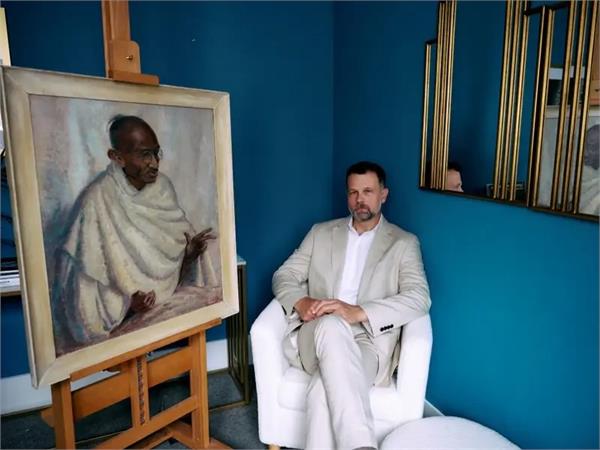 mahatma gandhi  s oil painting auctioned in britain