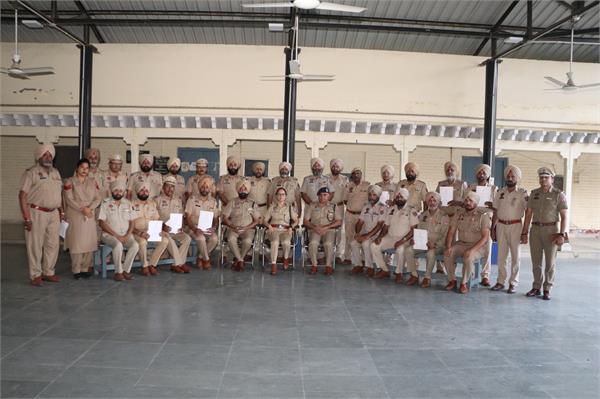 21 police officers honored