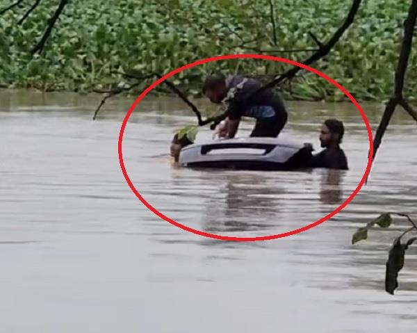 skoda car falls into sewage drain in bugipura village of moga