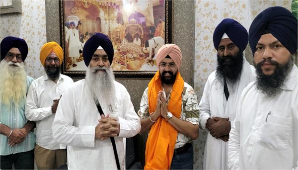 renowned social worker saluja honored by head granthi raghbir singh