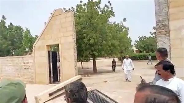 gate collapse