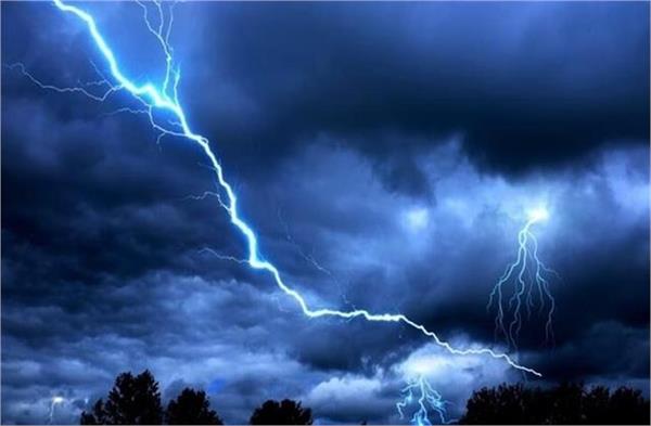 lightning strikes from the sky  13 people