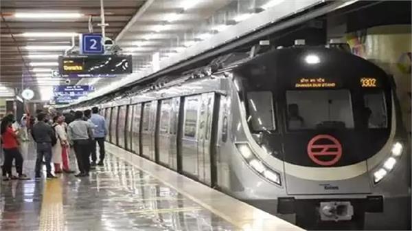 2 arrested for stealing gold biscuits in metro