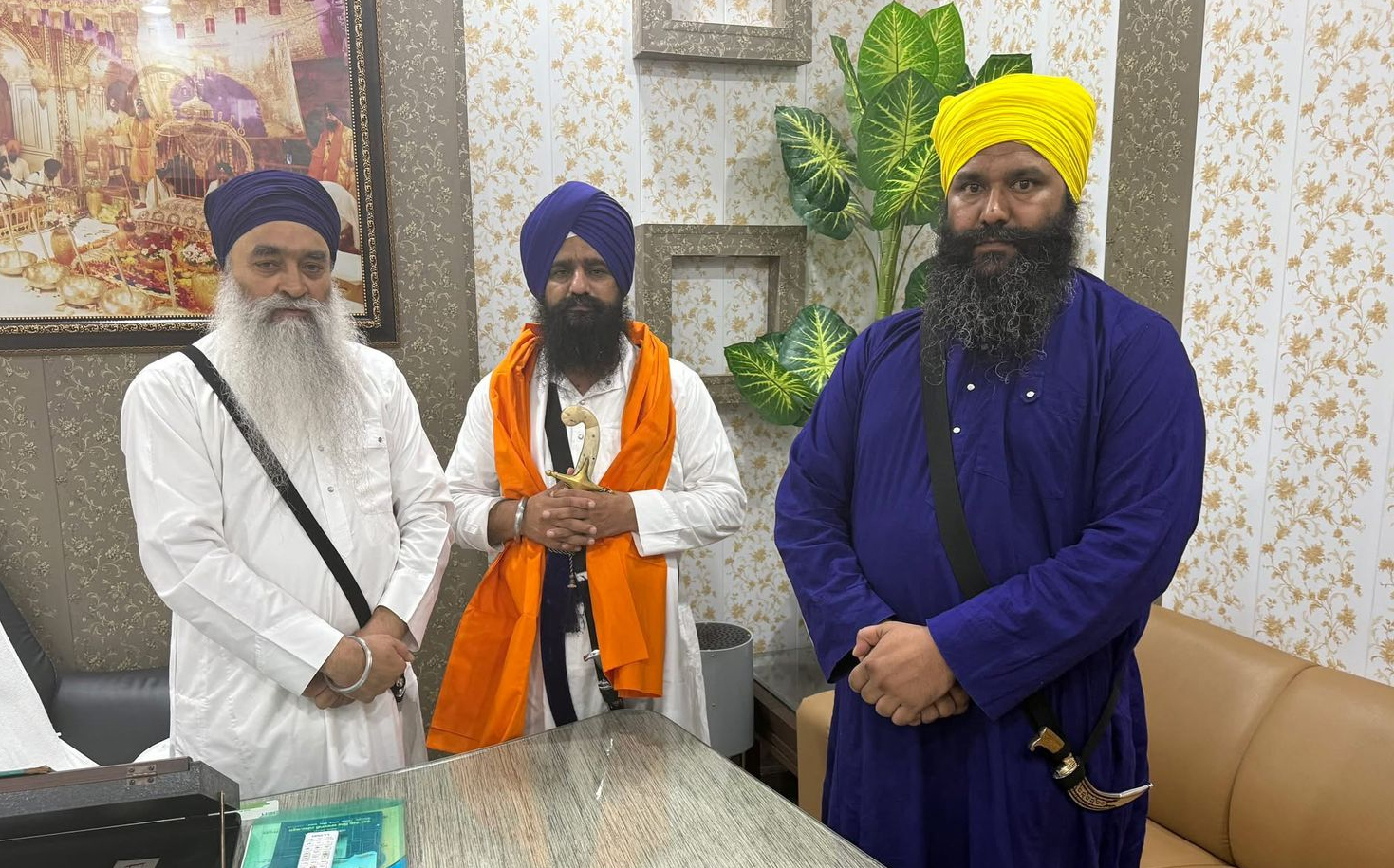 ਸ੍ਰੀ ਹਰਿਮੰਦਰ ਸਾਹਿਬ ਦੇ ਮੁੱਖ ਗ੍ਰੰਥੀ ਗਿਆਨੀ ਰਘਬੀਰ ਸਿੰਘ ਵੱਲੋਂ ਜਥੇਦਾਰ ਗੜਗੱਜ ਨੂੰ ਸਿਰੋਪਾਓ ਦੇ ਕੇ ਕੀਤਾ ਸਨਮਾਨਿਤ