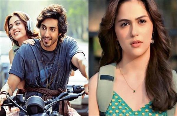 girl faints in cinema hall after watching sayyaraa movie