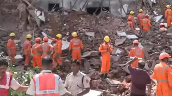 3 workers tragically die after part of building collapses near park