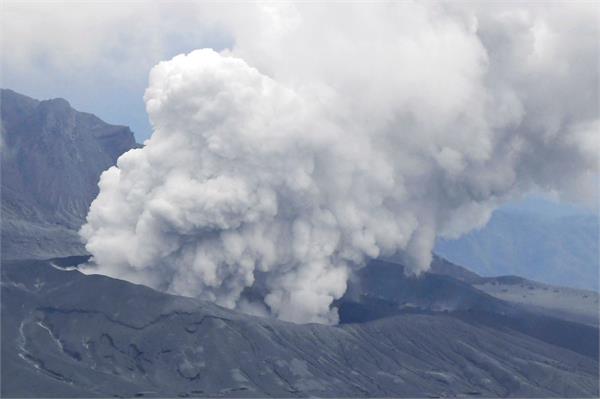 volcano erupts in japan  sending dust plume 5 5 km high