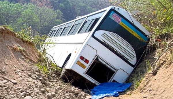 bus carrying devotees to mata vaishno devi falls off bridge