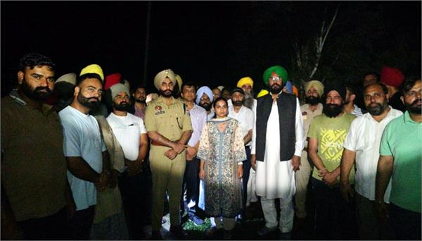 dc sakshi sahni took stock of the ravi river late at night
