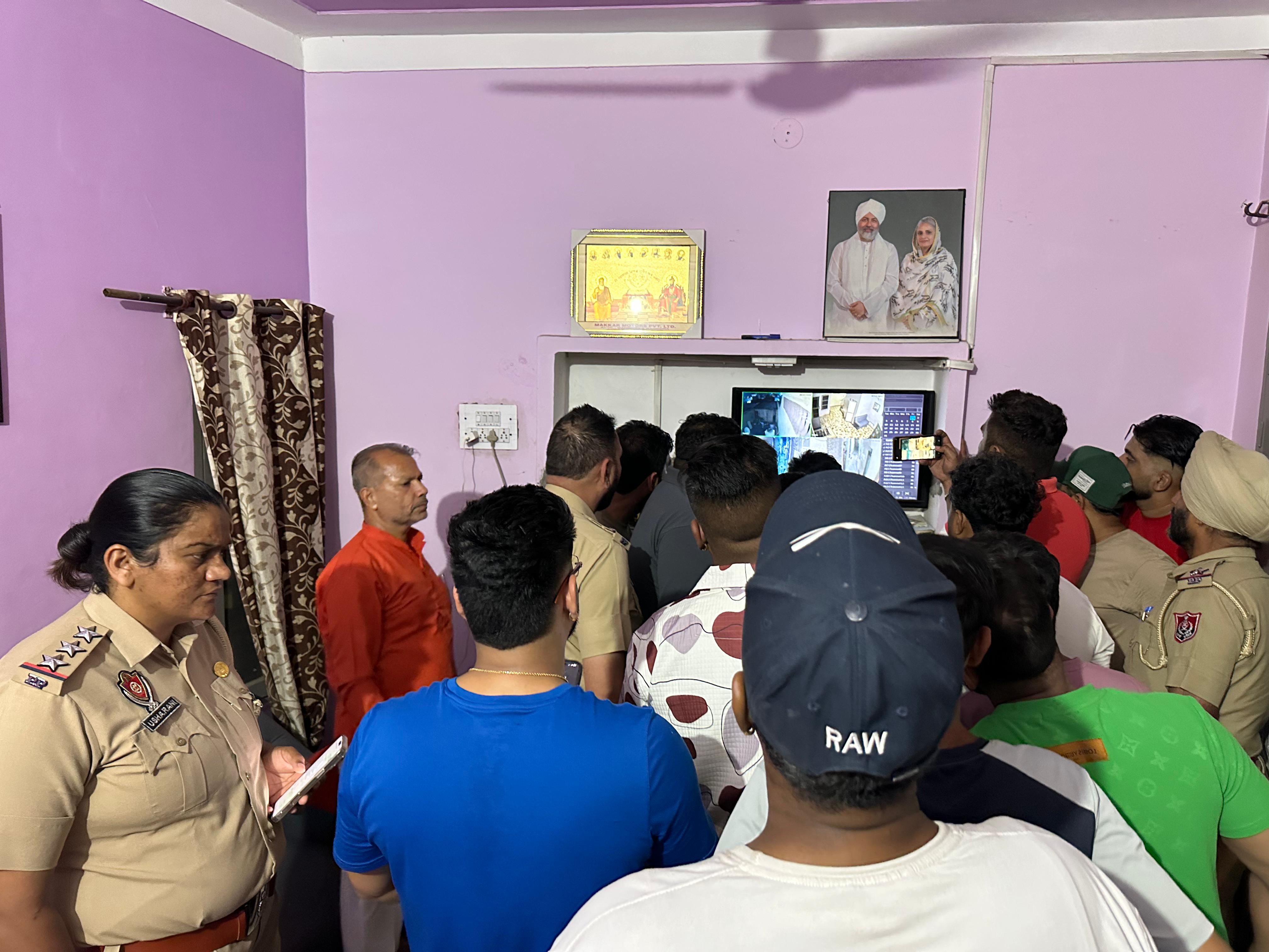 ਫਗਵਾੜਾ 'ਚ ਦੇਰ ਰਾਤ ਵੱਡੀ ਵਾਰਦਾਤ! ਸ਼ਿਵ ਸੈਨਾ ਪੰਜਾਬ ਦੇ ਜ਼ਿਲ੍ਹਾ ਉਪ ਪ੍ਰਧਾਨ ਦੇ ਘਰ ’ਤੇ ਹੋਈ ਫਾਇਰਿੰਗ