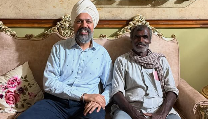 ਯੂ.ਕੇ. ਦੇ ਸੰਸਦ ਮੈਂਬਰ ਤਨਮਨਜੀਤ ਸਿੰਘ ਢੇਸੀ ਆਪਣੇ 45 ਸਾਲਾ ਖੇਤ ਮਜ਼ਦੂਰ ਨੂੰ ਦੋਸਤ ਵਾਂਗ ਮਿਲੇ
