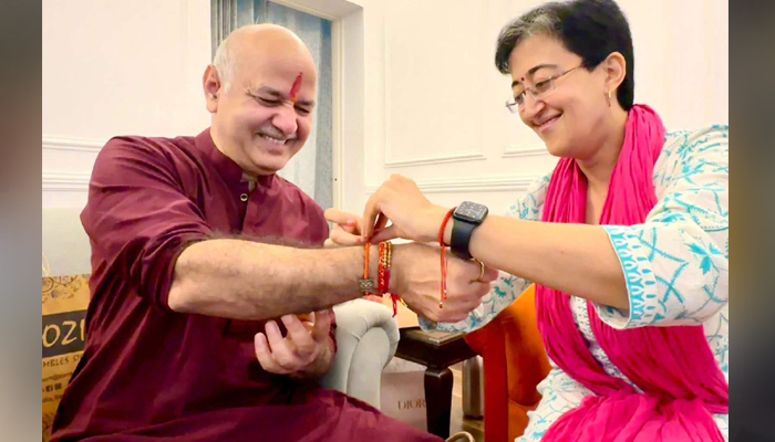 ਦਿੱਲੀ ਦੀ ਸਾਬਕਾ ਮੁੱਖ ਮੰਤਰੀ ਆਤਿਸ਼ੀ ਨੇ ਮਨੀਸ਼ ਸਿਸੋਦੀਆ ਨੂੰ ਬੰਨ੍ਹੀ ਰੱਖੜੀ