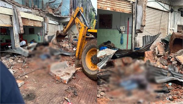 two wheeler showroom building collapses
