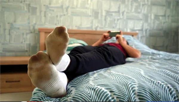 up to 10 million germs per square centimeter of our feet