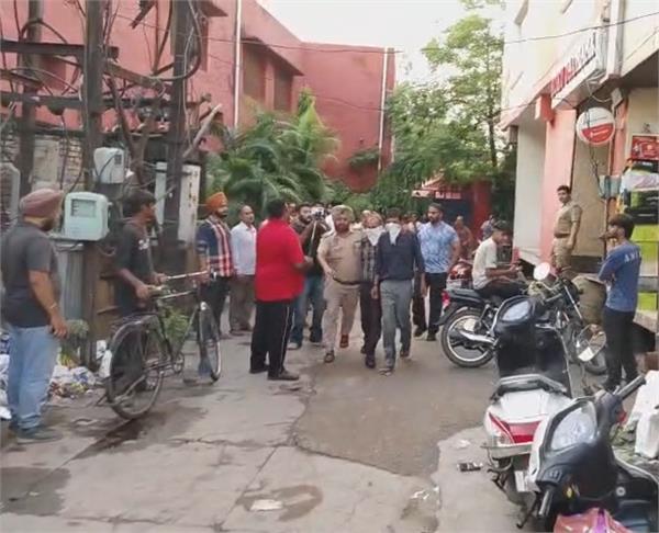 police raid dhaba  10 people including owner arrested for gambling