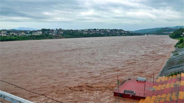 india warns pakistan about floods in tawi river