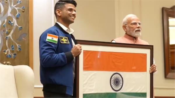 subhanshu shukla met pm modi