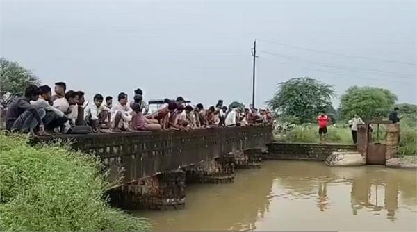 woman jumps canal 3 children