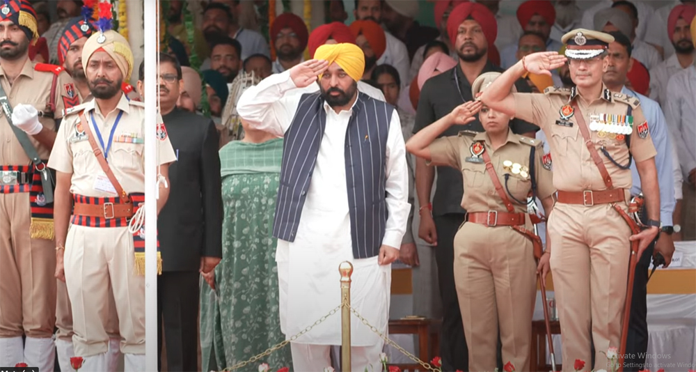 CM ਭਗਵੰਤ ਮਾਨ ਨੇ ਆਜ਼ਾਦੀ ਦਿਹਾੜੇ ਦੀਆਂ ਦਿੱਤੀਆਂ ਵਧਾਈਆਂ, ਫਰੀਦਕੋਟ 'ਚ ਲਹਿਰਾਇਆ ਝੰਡਾ